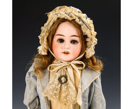 Brustkopfpuppe mit Lederkörper. Schoenau & Hofmeister. Kopfmarke: 7 SPBH dep. Um 1900.             Biskuitporzellan, Leder. L