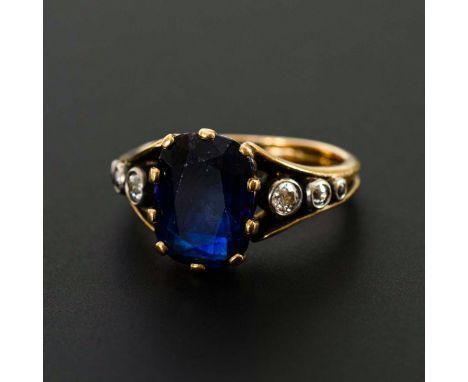 Ring mit Saphir und Altschliffdiamanten um 1900.             Gelbgold 750 geprüft. Ringgröße 53. 5,1 g.             Krappenge