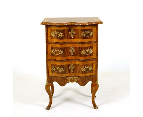 Pfeiler-Kommode im Stil des Dresdener Barock. Nach 1900.             Nussbaum furniert und maserfurniert. Ca. 99 x 66 x 48 cm