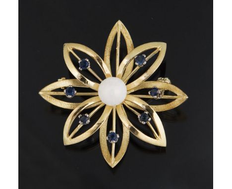 Saphir-Perlen-Blütenbrosche.             585er Gelbgold (14 kt). ø 3,5 cm. 7 Gramm.             Durchbrochen gearbeitet, 7 kl
