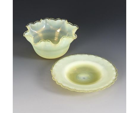 Jugendstil-Schale mit Unterschale. Um 1900.             Farbloses Glas mit Opalglasinnenfang. Schale (H 7,5 cm), Unterschale 