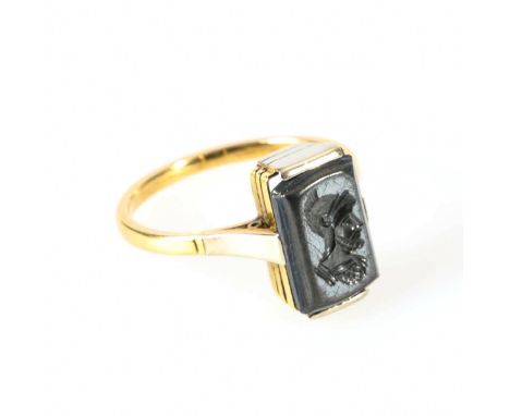 Antiker Ring mit Hämatitgemme.             Gelbgold/Weißgold 585 gestempelt. Ringgröße 56. 4,4 g.             Zargengefasster