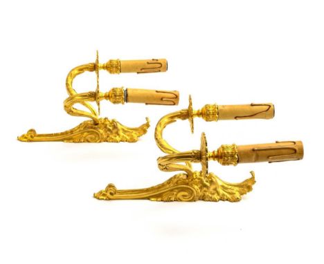 Paar 2-flammige Wandleuchter im Barock-Stil. Um 1900.             Bronze feuervergoldet, Schraubfassung mit Papp-Kerzenhülsen