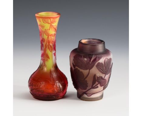 2 kleine Jugendstil-Vasen.                         1x GALLÉ, um 1920/25: Balusterväschen aus farblosem Glas, opalweißem Innen