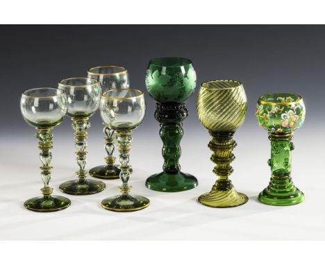 7 Römer. 2. H. 19. Jh./20. Jh.                         4 Römer aus olivgrünem Glas mit Beerennuppen am mehrfach gegliederten 