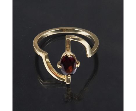 Moderner Design-Granat-Ring.             585er Gelbgold (14 kt). Ringgröße: 54/55. 2,9 Gramm.             Ovaler facettierter