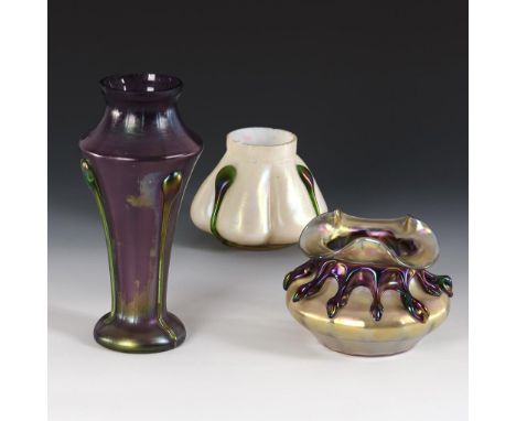 3 Jugendstil-Vasen.                         1x schlanke, l&auml;ngsoptisch geblasene Balustervase aus violettem Glas mit drei