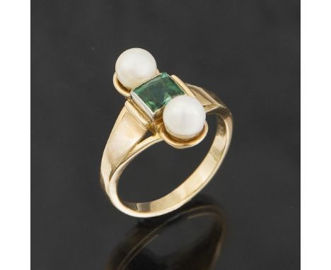 Turmalin-Perlen-Ring.             585er Gelbgold (14 kt). Ringgröße: 51/52. 4 Gramm.             Grünes Turmalin-Karree, 2 Zu