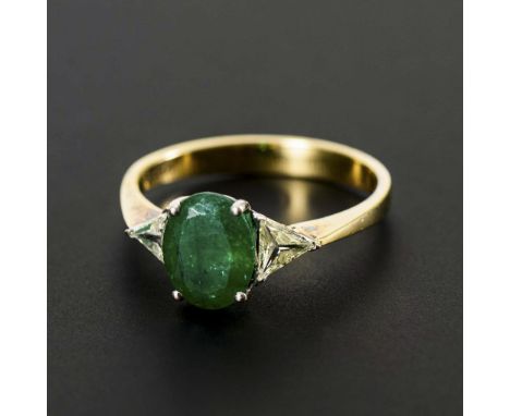 Ring mit Smaragd und Diamanten.             Gelbgold/Weißgold 585 gestempelt. Smaragd ca. 1,50 ct. Diamanten zus. ca. 0,40 ct