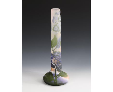 Große Jugendstil-Vase mit Hortensiendekor. Gallé. Emile Charles Martin Gallé, Ätzmarke, um 1925/31. Frankreich.             F