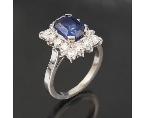 Französischer Saphir-Brillant-Ring.             750er Weißgold (18 kt). Ringgröße: 52. 5,9 Gramm.             Facettierter Sa