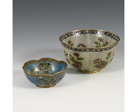 2 transluzide Cloisonnéschalen. Wohl Anfang 20. Jahrhundert. China.             Plique-à-jour Technik. Ø 9 und 13 cm.        