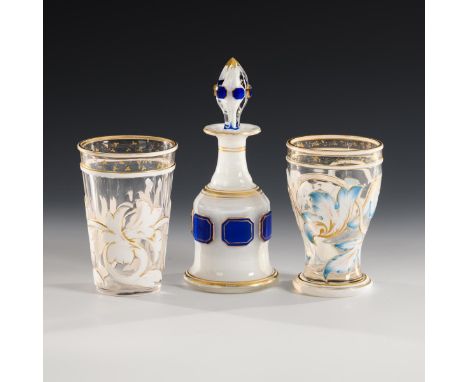 2 Überfanggläser und 1 -Karaffe. Um 1850.                         1x teils facettierter, konischer Becher aus farblosem Glas 