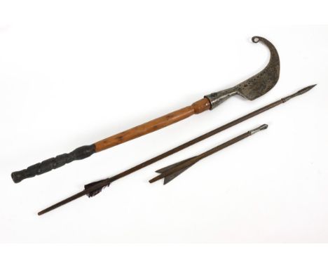 Barde, Pfeil und Armbrust-Bolzen. 16. Jh..             Maximale L 90 cm.             Werkzeug mit stark gebogener Klinge, die