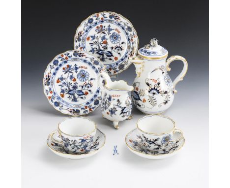 8 Teile Zwiebelmuster-Porzellan "Royal bunt". Meissen. Knaufschwerter, vor 1888, 1. Wahl.             Unterglasurblaue Malere