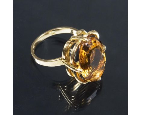 Citrin-Ring. Heinrich Bauer, Pforzheim.             750er Gelbgold (18 kt). Ringgröße: 51. 6,5 Gramm.             Hochgewölbt