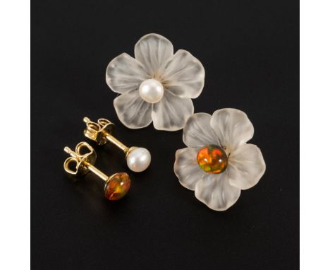 2 Ohrsteckerpaare mit Bergkristall, Opalen und Perlchen.             Gelbgold 585 gestempelt. Ø Opal 5 mm/Perle 4 mm/Blüte 1,