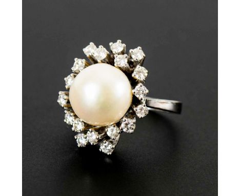 Hochwertiger Ring mit Zuchtperle und Brillanten.             Weißgold 585 gestempelt. Ringgröße 64. 8,1 g.             Große 