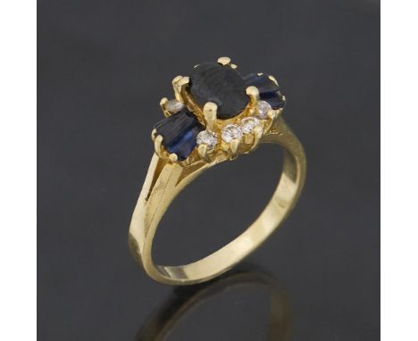Saphir-Brillant-Ring.             750er Gelbgold (18 kt). Ringgröße: 52/53. 5 Gramm.             Mittig facettierter ovaler S