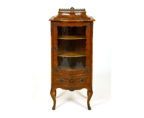 Kleiner Vitrinenschrank im Stil des Dresdener Barock. Um 1880/90.             Nussbaum furniert. Ca. 136 x 60 x 45 cm.       