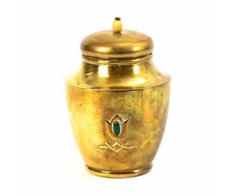 Art-déco-Messingdose. "Luxor Baden" mit Monogramm "COMF" gemarkt sowie Nr. "1117". Anfang 20. Jh.             Messingblech, t