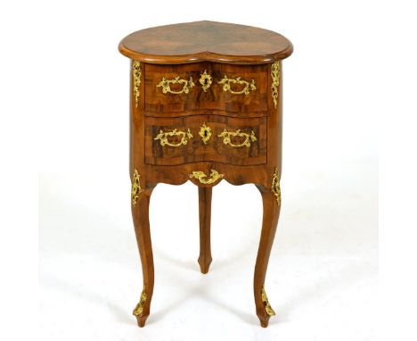 Herzförmige Miniaturkommode im Stil des Dresdener Barock. 20. Jh.             Nussbaum furniert. Ca. 77,5 x 46 x 38 cm.      