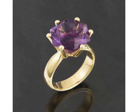 Amethyst-Ring.             585er Gelbgold (14 kt). Ringgröße: 56. 10 Gramm.             Hochgewölbte Form, großer facettierte