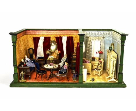 Puppenstube mit Biedermeier-Salon und weißem Jugendstil-Schlafzimmer.             Holz, außen grün gestrichen, innen nachtape