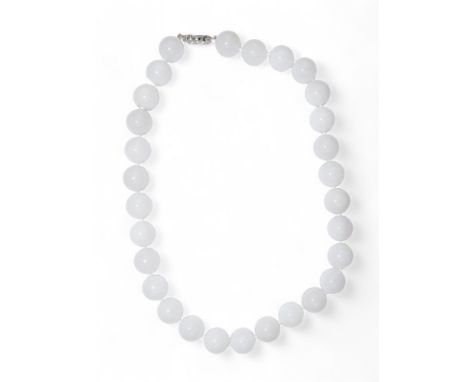 Asian, contemporary A uniform row of 29 whitish jade beads. The beads 14mm.