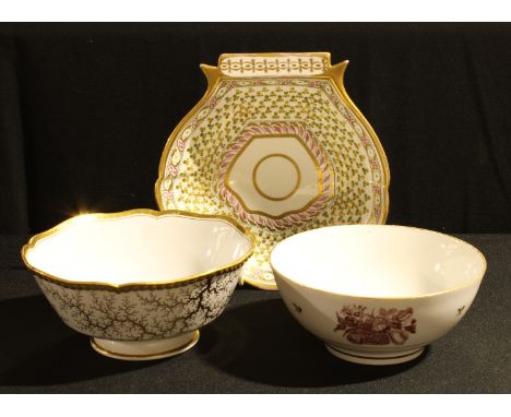A Flight, Barr &amp; Barr Worcester bowl, gilt with seaweed tendrils, shaped gadrooned rim, circular foot, 19cm diam, impress