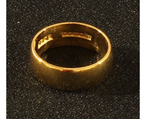 A 22ct gold gentleman's wedding band, ring size R, 9.5g 