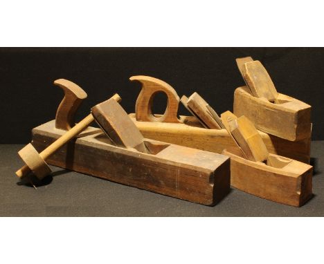 Woodworking tools - a carpentry plane, Pearson; others; a gauge (5) 