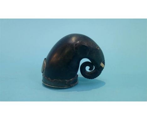 A 19th century carved horn snuff box, decorated in the form of an elephants head