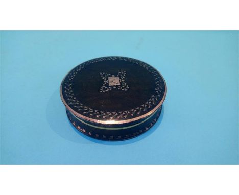 A Georgian circular tortoise shell patch box inlaid with gold, 8cm diameter 