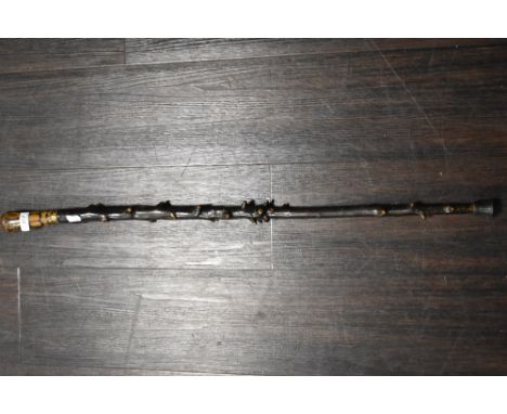 A vintage walking can with wooden shaft, yellow metal collar and inlayed oak handle