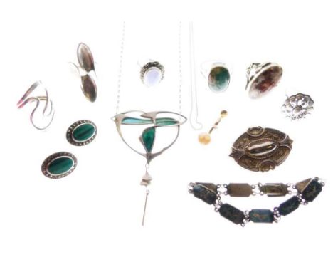 Quantity of silver and white metal jewellery to include an Art Nouveau-style enamel pendant, brooch, bracelet, and various ha