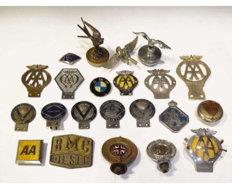 Assorted group of vintage car badges to include; AA, RAC, The Riley Register, Royal Automobile Club Associate, etc.