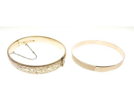 9ct gold expanding bangle, having engine-turned decoration, London 1970, 4.8g approx, and a rolled gold hinged bangle (2)