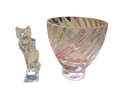 Durand glass figure of a cat and a Caithness vase with pink twist, vase H14cm