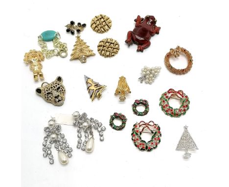 Qty of costume jewellery inc Christmas brooches, wooden frog brooch (6.5cm &amp; a/f), Alva Studios Mayan gold tone brooch, c