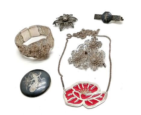 Qty of jewellery inc silver filigree bangle, clip &amp; 2 brooches t/w Siamese silver brooch (4.5cm), tie clip &amp; red enam