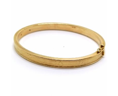 9ct marked gold bangle with planished detail - 6.5cm &amp; 16.8g 