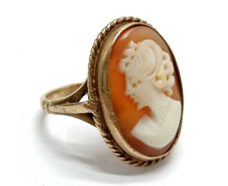 9ct hallmarked gold hand carved shell cameo portrait ring - size K½ &amp; 3.9g total weight - SOLD ON BEHALF OF THE NEW BREAS