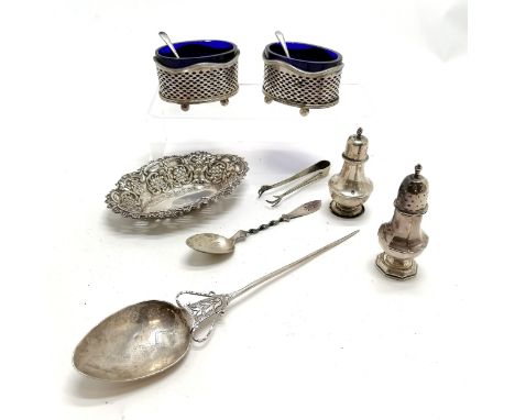 Unmarked silver South American cloak pin spoon (23cm), 1939 Swedish teaspoon by Guldsmedsaktiebolaget &amp; 2 x silver pepper