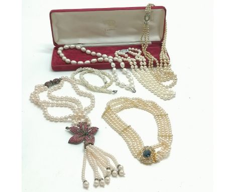 Qty of pearl jewellery inc baroque pearl necklace (44cm) with silver clasp, mock pearls etc 