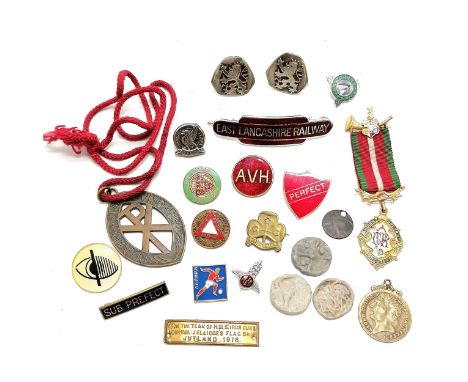 Qty of badges inc AVH hunting badge, East Lancashire Railway, trading jetons, driving etc 