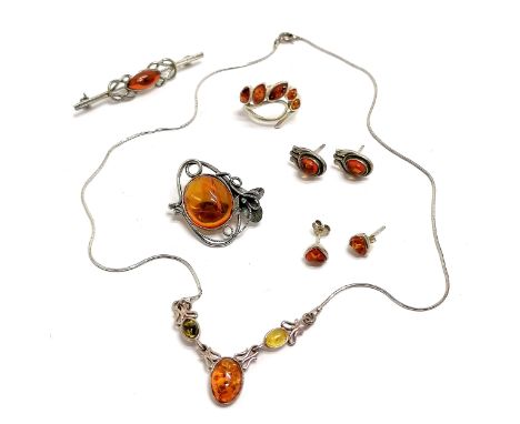 Qty of silver &amp; amber jewellery - necklace, 2 brooches, ring (size P½) &amp; 2 pairs of earrings - total weight 20g 