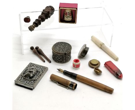 Qty of desk top items inc antique carved wooden seal with brass mermaid seal (9cm), unusual pen shared nib wipe, 14ct nibbed 