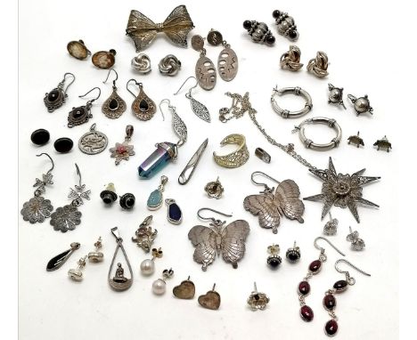 22 x pairs of mostly marked silver earrings t/w silver pendants &amp; unmarked silver filigree jewellery - total weight (lot)