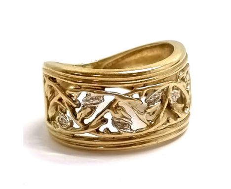 9ct hallmarked gold pierced decorated ring - size K &amp; 3.1g 